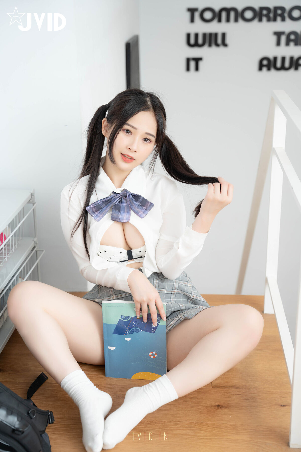 Jie Mi 婕咪 Juice - 不能發出聲音 雙馬尾再次逆麟 又在學長胯下玩起來 65 Jie Mi 婕咪 Juice - 不能發出聲音 雙馬尾再次逆麟 又在學長胯下玩起來