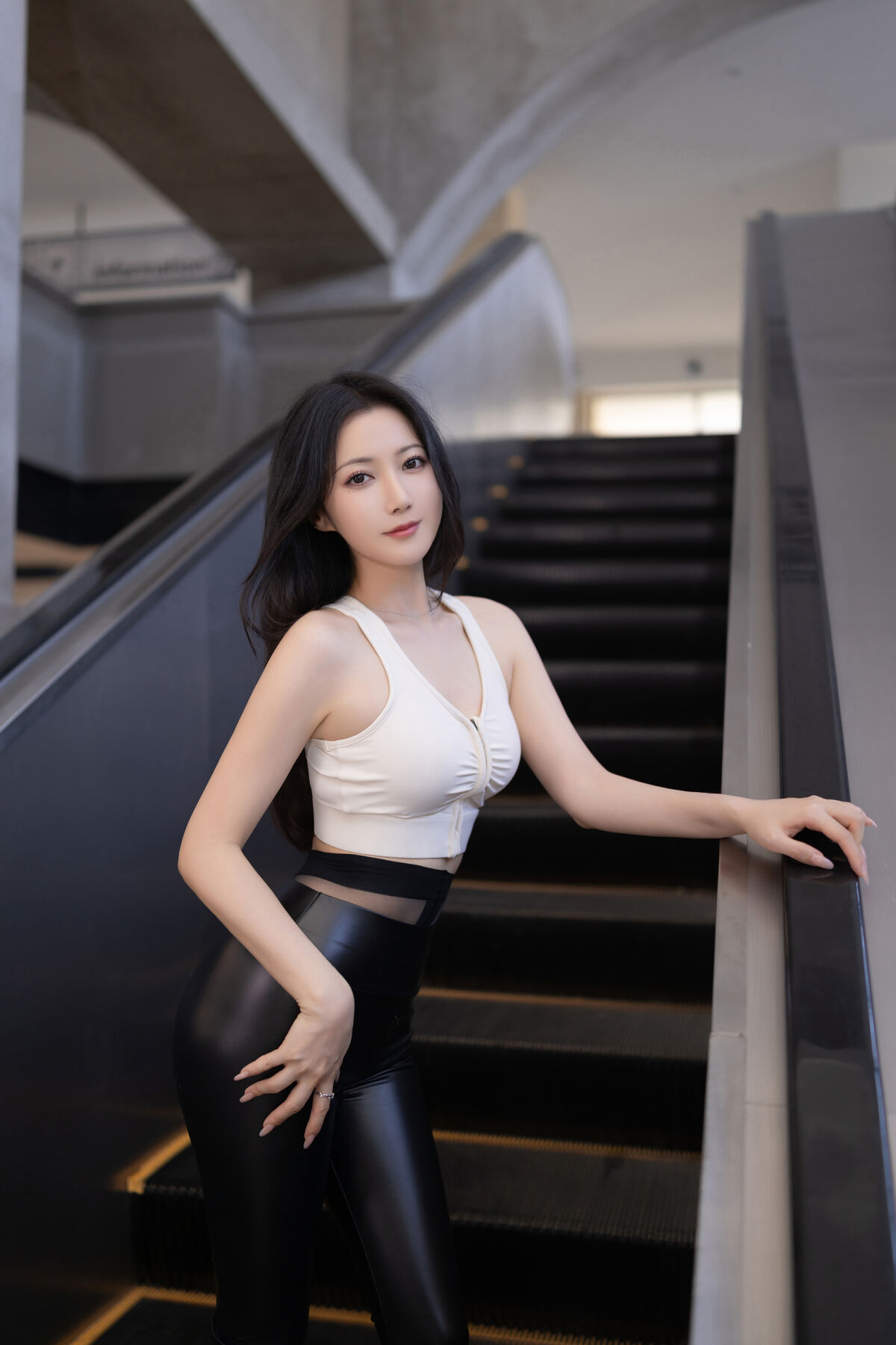 内购无水印 Yu Zi Jiang Fish 鱼子酱Fish - 秀人网模特 行李托运 Part01 15 内购无水印 Yu Zi Jiang Fish 鱼子酱Fish - 秀人网模特 行李托运 Part01
