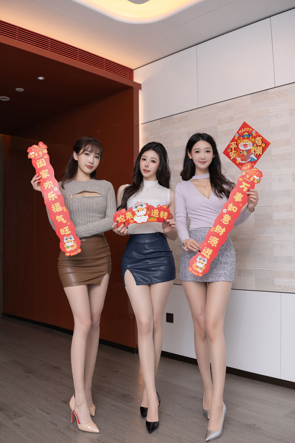 内购无水印 Lu Xuan Xuan 陆萱萱 And Shi Xiao Dou Dou 是小逗逗 And Tang An Qi 唐安琪 - 秀人网模特 三姐妹闹新春 Part01 6 内购无水印 Lu Xuan Xuan 陆萱萱 And Shi Xiao Dou Dou 是小逗逗 And Tang An Qi 唐安琪 - 秀人网模特 三姐妹闹新春 Part01