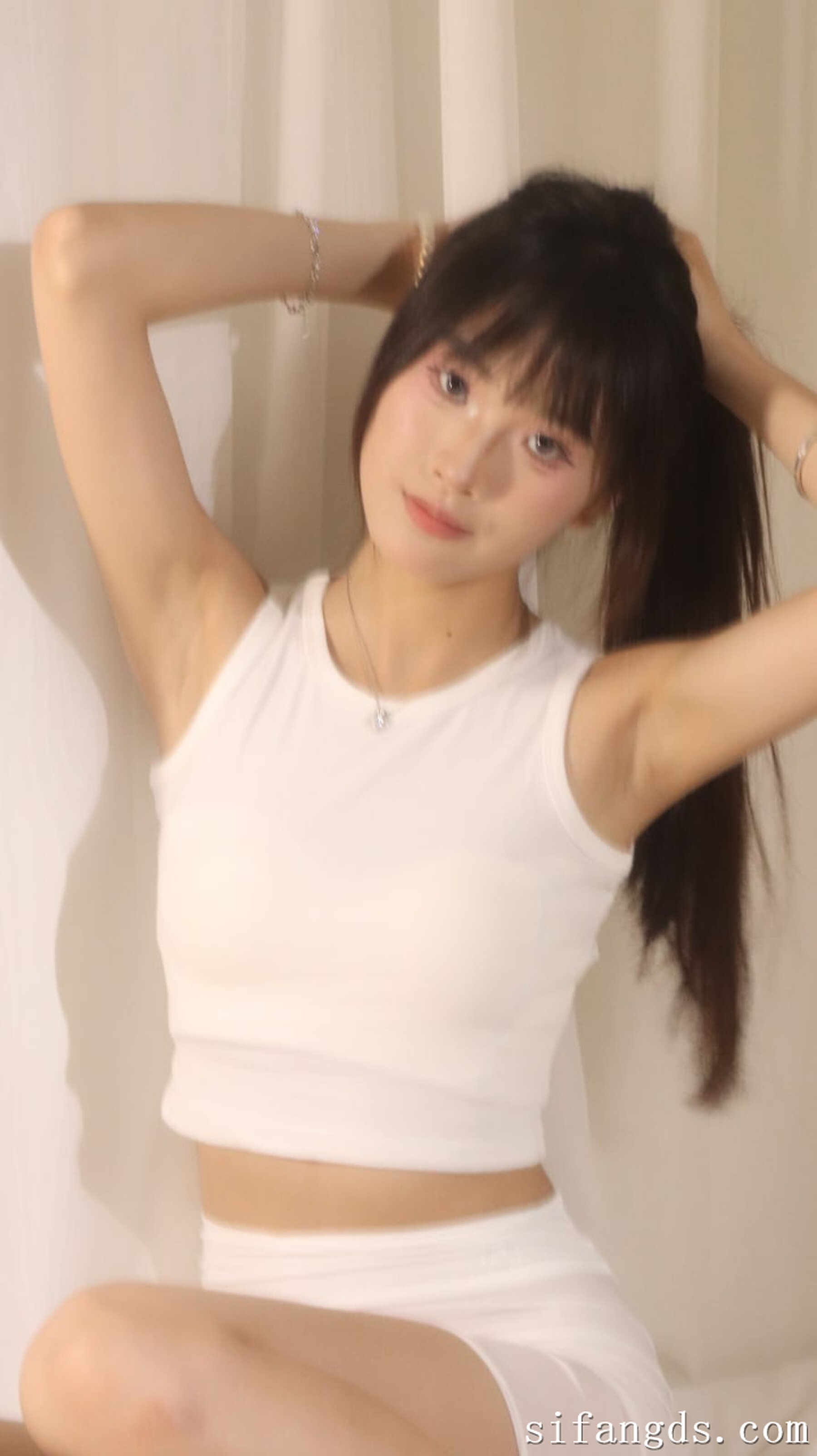国模套图 18岁身高163高颜值嫩妹